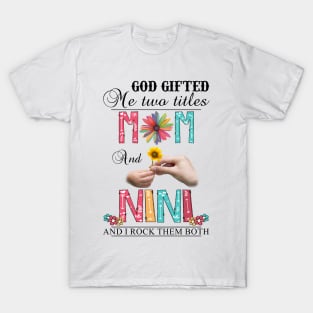 Vintage God Gifted Me Two Titles Mom And Nini Wildflower Hands Flower Happy Mothers Day T-Shirt